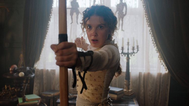 Zeigt ihren Brüdern Sherlock und Mycroft, wo es lang geht: Enola Holmes, gespielt von Millie Bobby Brown.