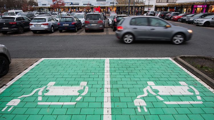 Während Autofahrer mit einem Verbrennermotor ihren Sprit einfach bar oder mit Giro- oder Kreditkarte bezahlen können, benötigt der E-Autofahrer einen Zugang zum Ladenetz des Anbieters.