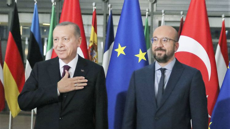 Der türkische Präsident Erdogan (l.) mit EU-Ratspräsident Michel bei einem Besuch in Brüssel.