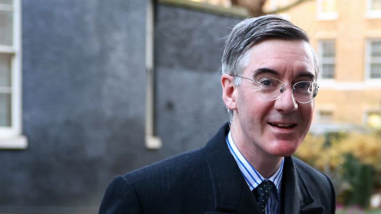 Minister Jacob Rees-Mogg kündigte an, das umstrittene Nordirland-Protokoll wieder in Kraft zu setzen.