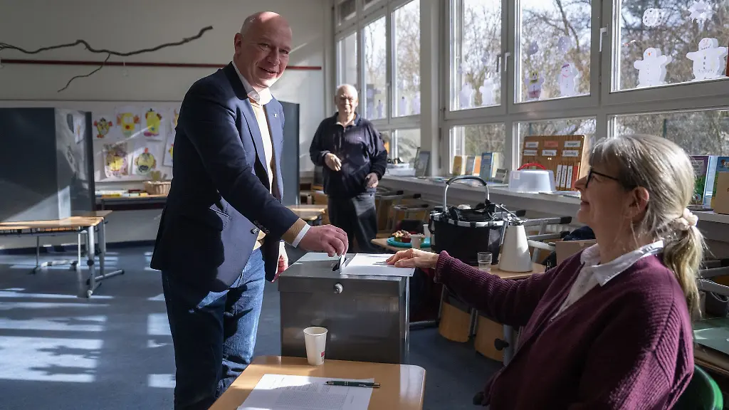 Berlins-Regierender-Buergermeister-gibt-in-Berlin-Kladow-seine-Stimme-zur-Bundestagswahl-ab