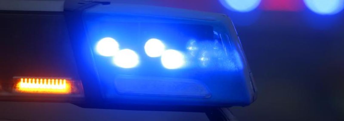 Ein Blaulicht leuchtet auf einem Polizeifahrzeug. Foto: Karl-Josef Hildenbrand/dpa/Symbolbild