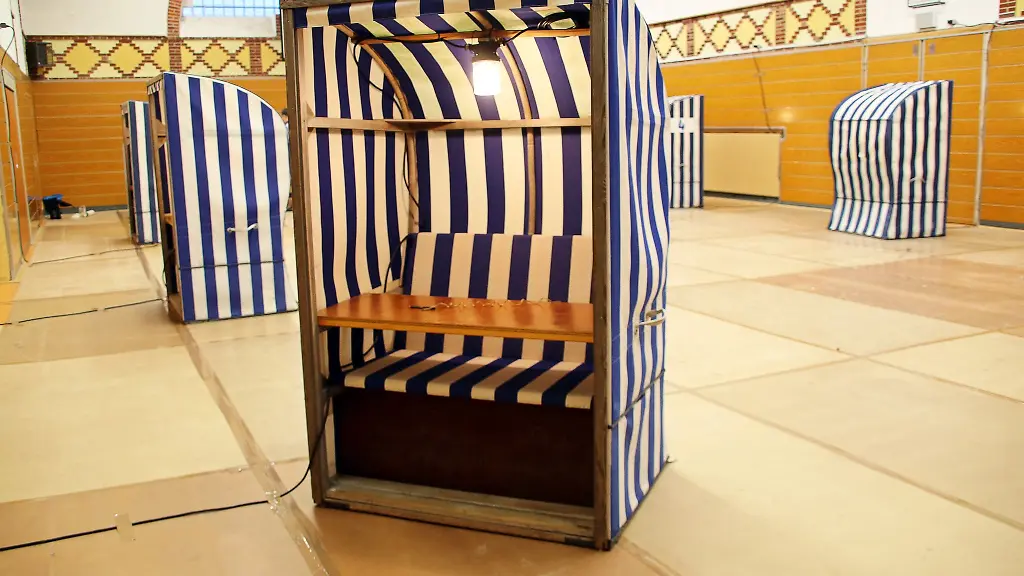 Ungewoehnliche-Wahlkabinen-auf-Norderney