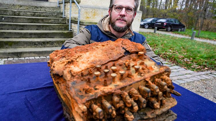 Unterwasser-Archäologe Florian Huber hat die Enigma an das Landesamt in Schleswig übergeben,