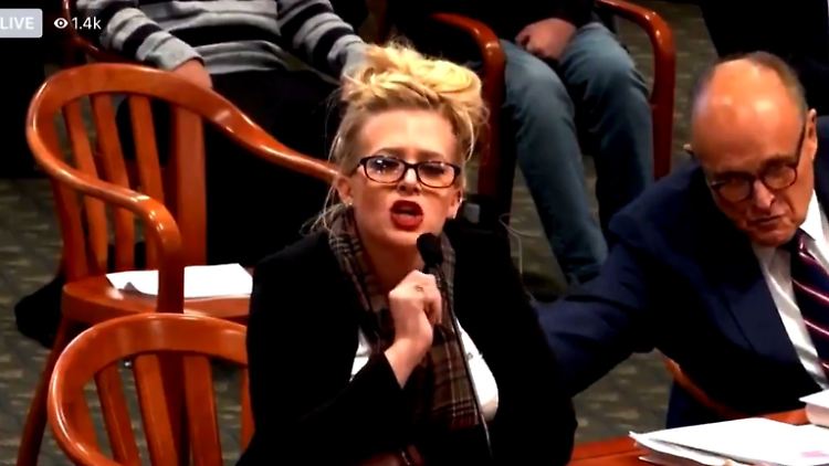 Es sei kein gutes Zeichen, wenn ausgerechnet Rudy Giuliani zu einem sage, "du machst dich zum Trottel", kommentierte der Komiker Jimmy Fallon diese Szene.