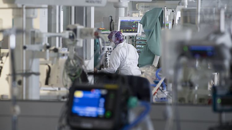 Laut der Deutschen Interdisziplinären Vereinigung für Intensiv- und Notfallmedizin sind derzeit 4011 Menschen in intensivmedizinischer Behandlung.