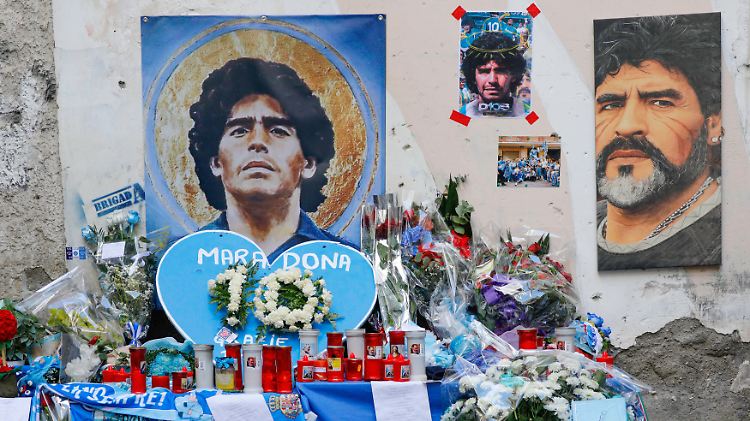 Der Tod Maradonas wurde weltweit beweint - hier in Neapel.