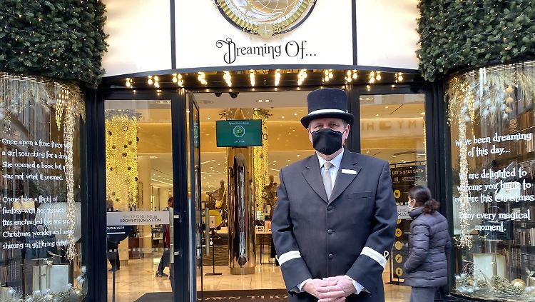 Shane Murphy, Concierge bei Brown Thomas in der Grafton Street, begrüßt die Kunden am 1. Dezember nach sechs Wochen Schließung wieder im Kaufhaus.