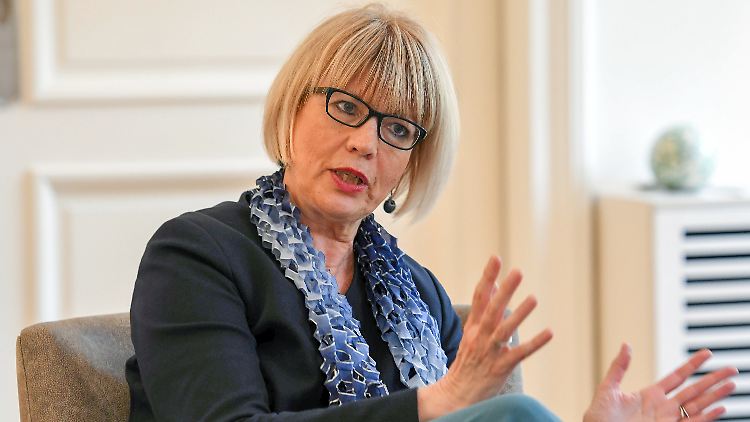 "Ich kann mir keinen besseren Beitrag zur Handlungsfähigkeit der OSZE vorstellen als Helga Schmidt", sagt Außenminister Heiko Maas über die neue Generalsekrektärin.
