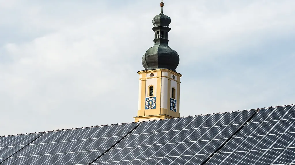 So-sollte-es-nach-dem-Plan-der-Staatsregierung-bis-2025-auf-allen-geeigneten-staatlichen-Daechern-aussehen-Solarmodule-produzieren-klimafreundlichen-Strom