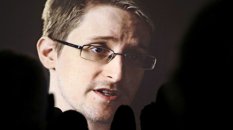 Edward Snowden wurde von Wikileaks bei seiner Flucht unterstützt. Er lebt in Russland im Exil.
