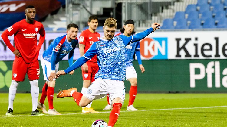 Mühling eröffnet den Torreigen mit einem Elfmeter.