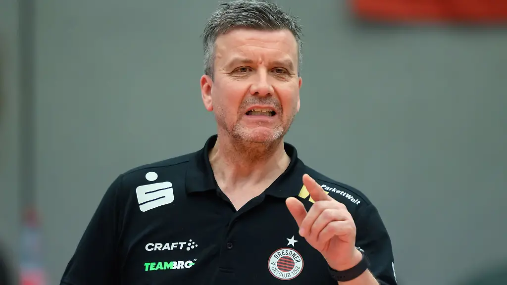 Trainer-Alexander-Waibl-gestikuliert