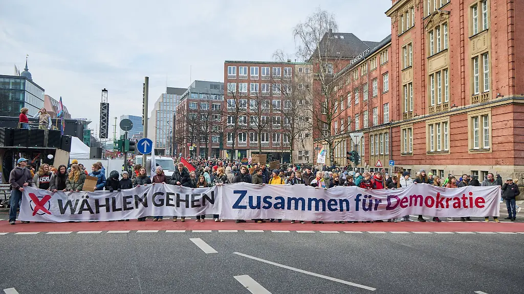 Ein-breites-Buendnis-hatte-zu-einer-Demo-fuer-Zusammenhalt-und-gegen-Rechtsextremismus-geladen