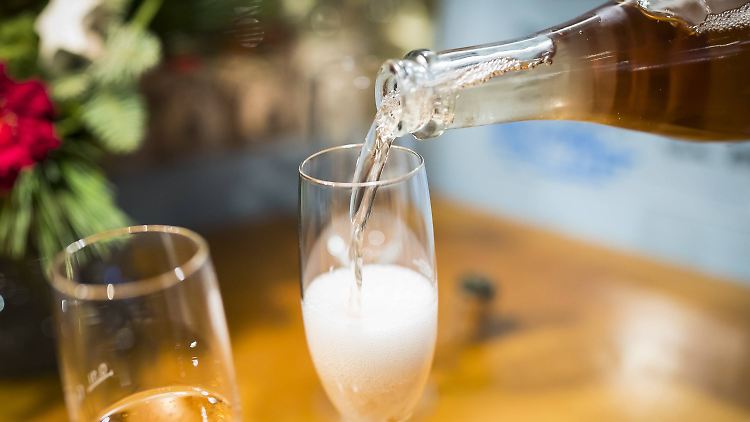 Sekt perlt auch zu Hause schön, Henkell Freixenet kommt deshalb bislang gut durch die Krise.