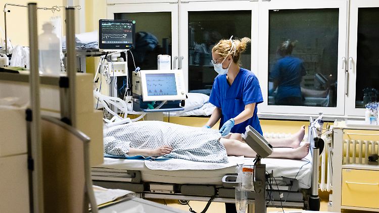 Die personalintensive Betreuung von Patienten mit Covid-19-Erkrankungen verursache hohe Einnahmeverluste.