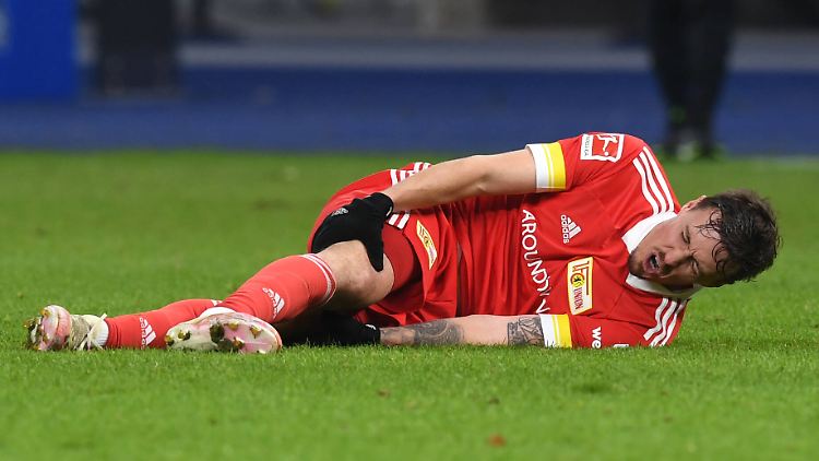 Max Kruse hat sich offenbar am Knie verletzt.