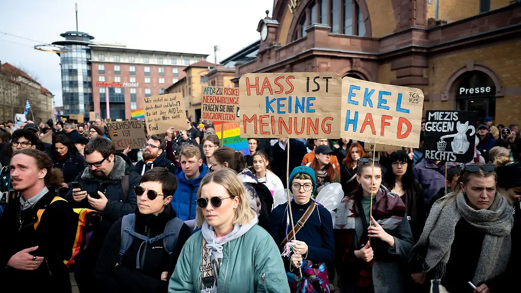 Einen-Tag-vor-der-Bundestagswahl-gingen-in-Erfurt-tausende-Menschen-gegen-einen-Rechtsruck-in-der-Gesellschaft-auf-die-Strasse