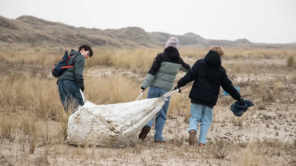 Allein-von-der-Hermann-Lietz-Schule-auf-Spiekeroog-beteiligten-sich-an-der-Aktion-rund-35-Schuelerinnen-und-Schueler-hinzu-kamen-noch-weitere-Insulaner-und-Gaeste