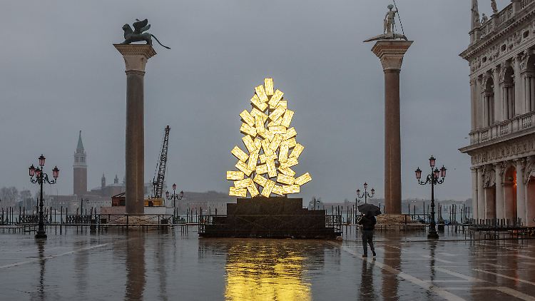 Ein digitaler Weihnachtsbaum, gestaltet vom Künstler Fabrizio Plessi, auf dem Markusplatz..