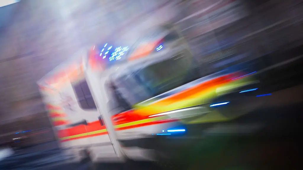 Nach-einer-Kollsion-eines-Motorradfahrers-mit-einem-Fussgaenger-sind-beide-Beteiligten-verletzt