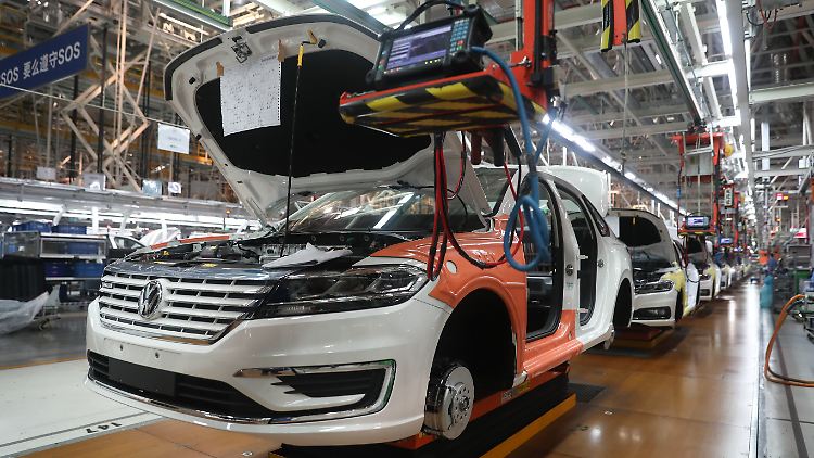Arbeiten an einer Produktionslinie von SAIC Volkswagen in Shanghai.