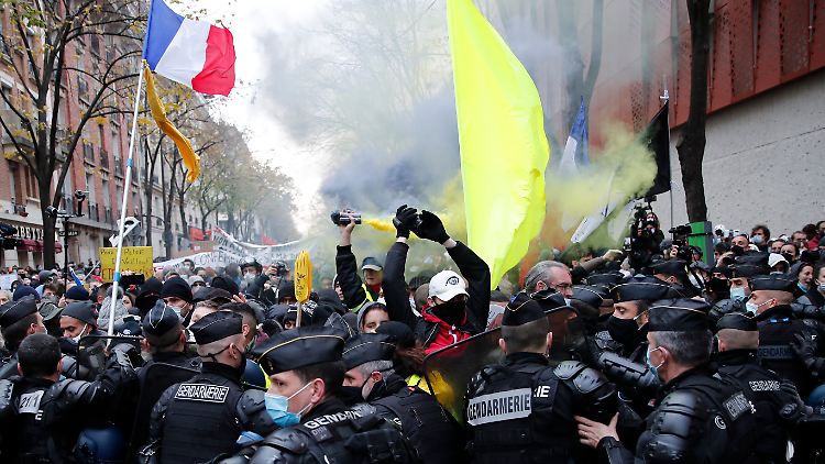 Unter den Demonstranten in der französischen Hauptstadt waren auch viele Anhänger der Gelbwesten-Bewegung.