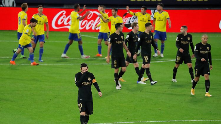 Lionel Messi (vorne) und der FC Barcelona hängen ihren Ansprüchen weit hinterher.
