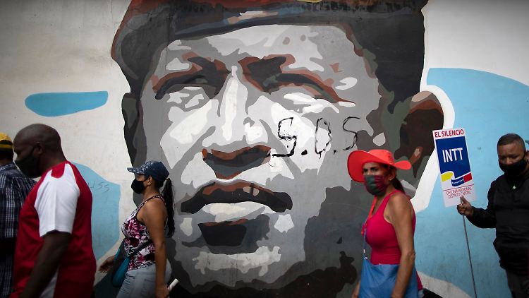 "S.O.S" steht auf diesem Wandgemälde von Hugo Chávez in Caracas.