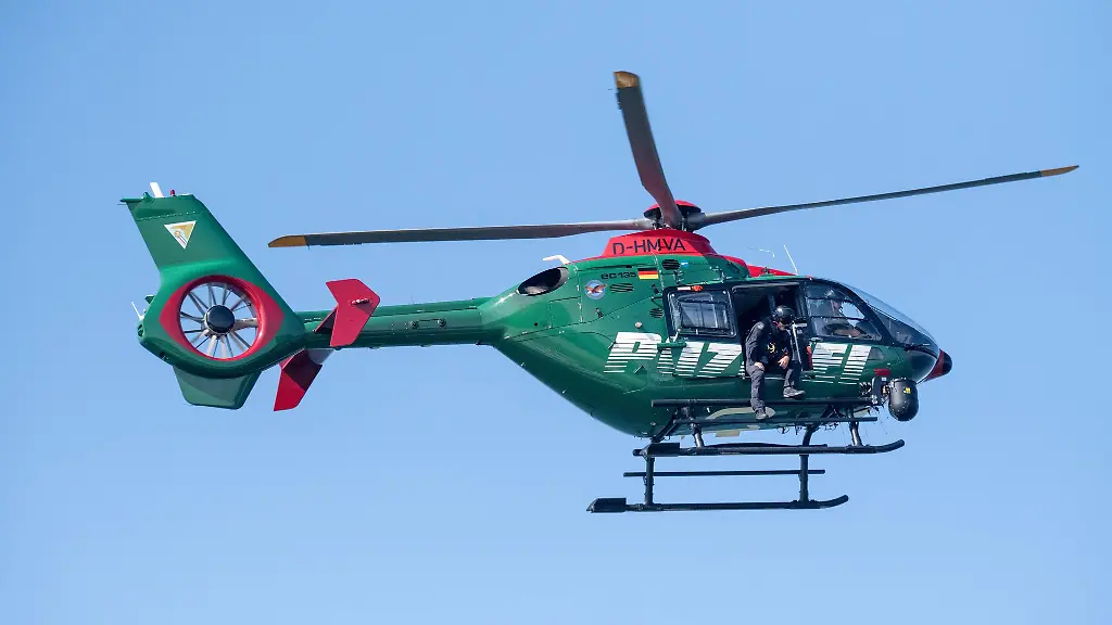 Fuer-die-Suche-nach-einer-vermissten-Person-in-Rostock-kam-unter-anderem-auch-ein-Hubschrauber-zum-Einsatz