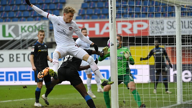 Robin Hack bringt den 1. FC Nürnberg gegen den SC Paderborn in Führung - und muss kurz darauf verletzt ausgewechselt werden.