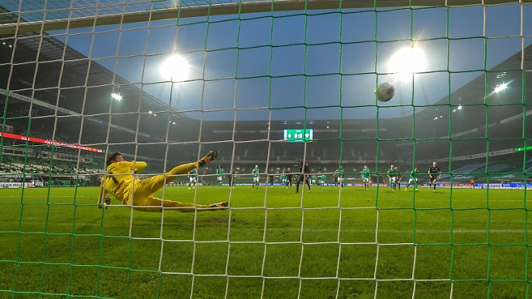 Frischer Frust für Werder Bremen: Silas Wamangituka trifft per Elfmeter für den VfB Stuttgart.