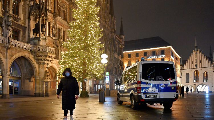 Um Weihnachten zu retten, sieht sich Söder gezwungen, den Kurs noch einmal zu verschärfen - soweit es eben geht..