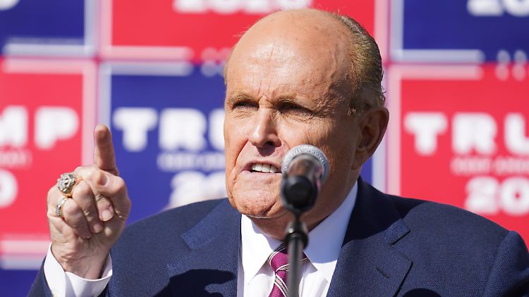 Dass Giuliani positiv auf das Virus getestet wurde, machte Trump via Twitter öffentlich.