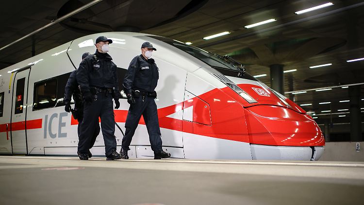 Dieser ICE soll Fahrgästen das Maskentragen ins Gedächtnis rufen.