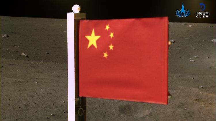 Gekommen, um zu bleiben: Die chinesische Fahne soll trotz widriger Bedingungen möglichst lange auf dem Mond stehen.