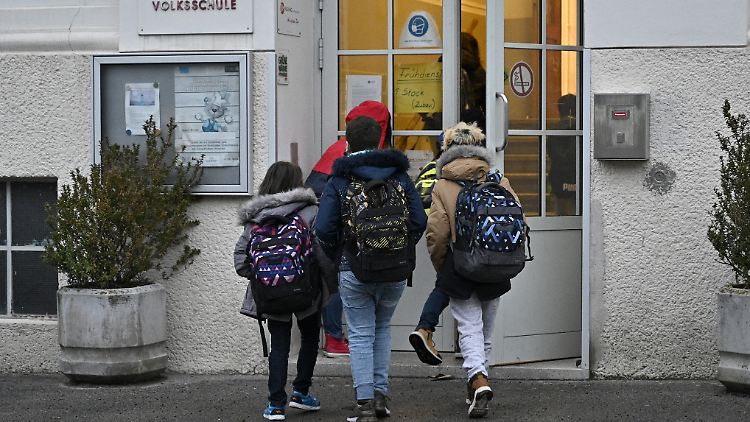 Schüler der ersten acht Klassen sowie der Abschlussklassen dürfen in ihre Klassenzimmer zurückkehren - für alle ab Klasse 5 gilt eine Maskenpflicht.