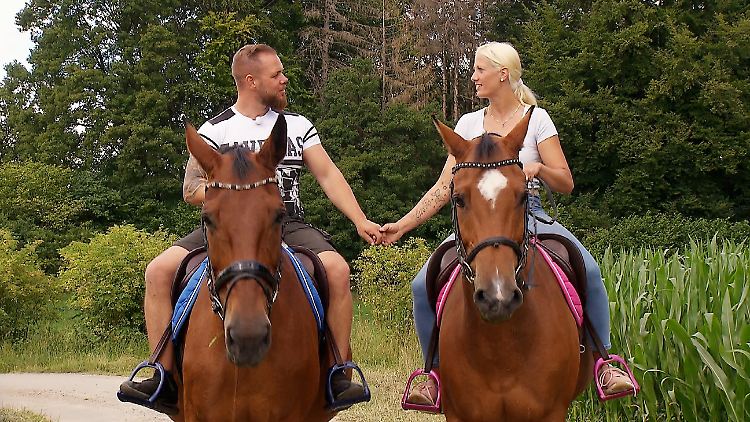Dass das Glück dieser Erde auf dem Rücken der Pferde liegt, hoffen auch Sascha und Denise.