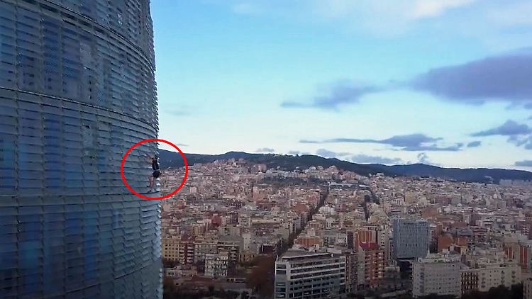 Wolkenkratzer Freeclimber Barcelona Kreis.jpg