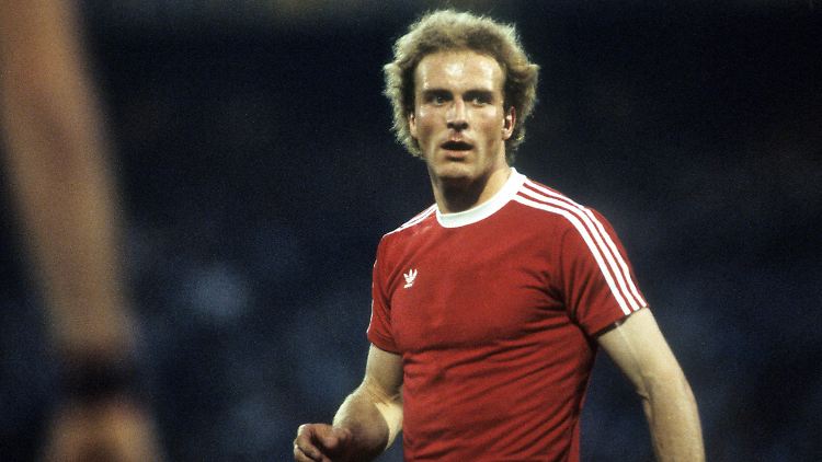 Rummenigge gab sich im Juli 1981 sehr lässig - und schoss das "Tor des Monats".