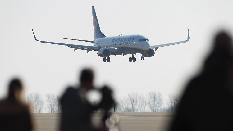 Ryanair-Chef O'Leary stimmt der Fortschritt bei der Impfstoff-Entwicklung offenbar positiv. Die Airline kauft weitere Boeing-Jets vom Typ 737 Max, die die Standardmaschine 737-800 (Bild) ablösen.