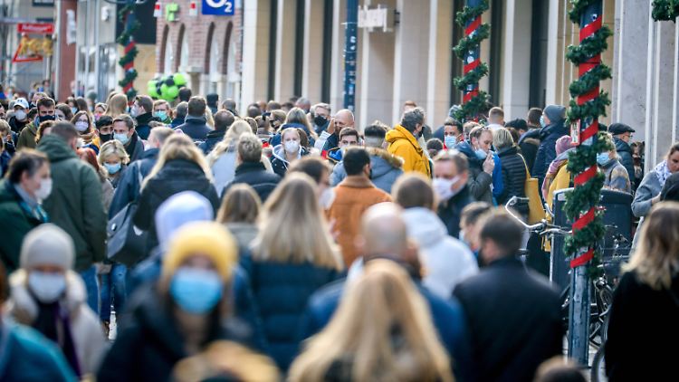 Lockdown sieht anders aus - könnte man meinen. Doch es ist ja auch nur ein Teil-Lockdown, der zurzeit in Deutschland herrscht und den Einzelhandel offen lässt, wie hier in Münster.