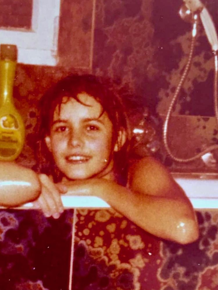 "Und jetzt ein Foto!", rief er plötzlich. (...) Sie hüpften zurück in die Wanne, pressten den Bauch an den Rand und legten das Kinn auf die aufgestützten Hände. (...) Untertauchen wollte sie und starrte doch wie gebannt in die schwarze Öffnung. (...) Seine Wimpern aber robbten unaufhaltsam an ihre dampfende Haut heran (...)." (aus: "Satans Spielfeld")