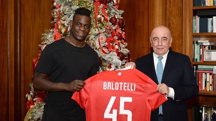 Balotelli mit Monzas Geschäftsführer Galliani.