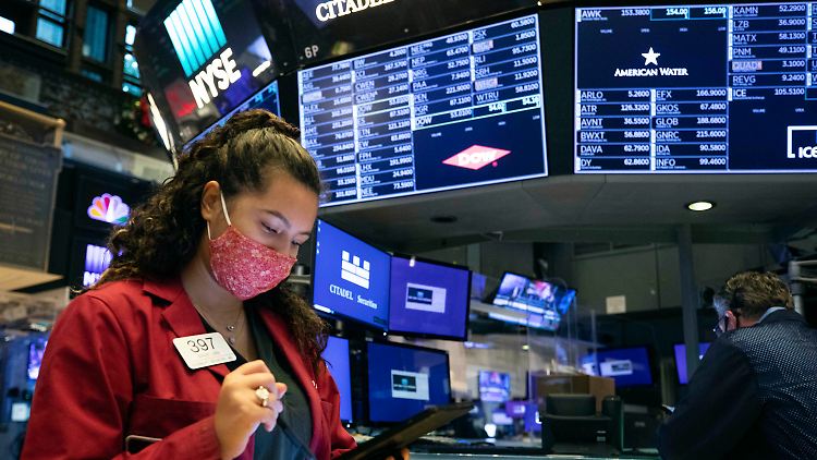 Nach zwischenzeitlichen Rekordständen kommen die Kurse an der Wall Street gegen Handelsende zurück.