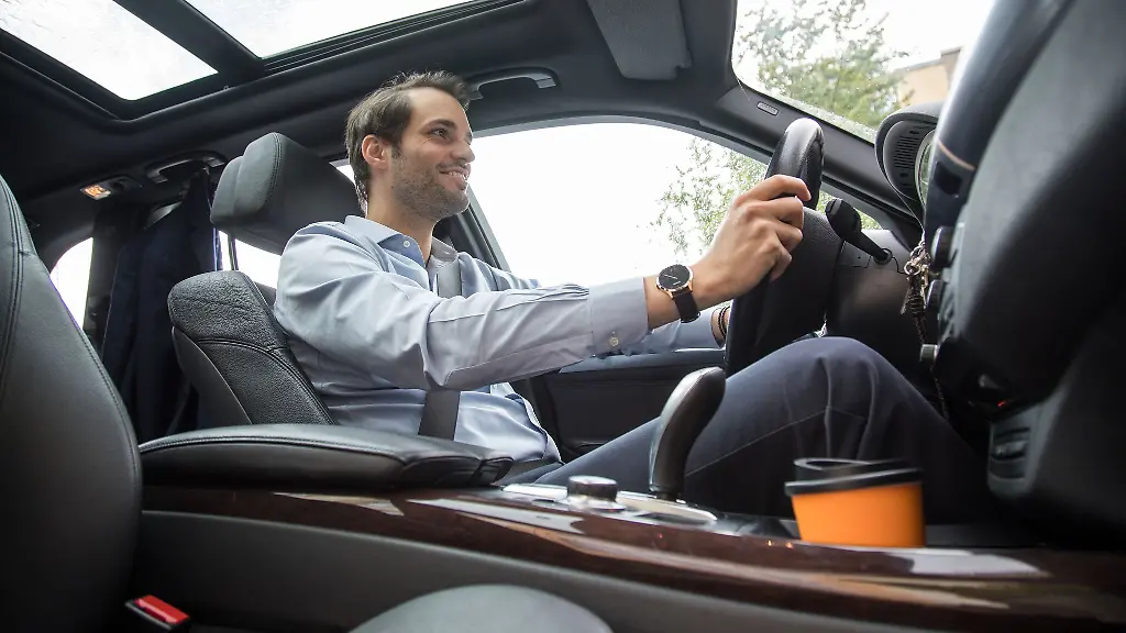 Die-Arme-sollten-locker-angewinkelt-sein-das-Lenkrad-idealerweise-auf-neun-und-drei-Uhr-gegriffen-werden