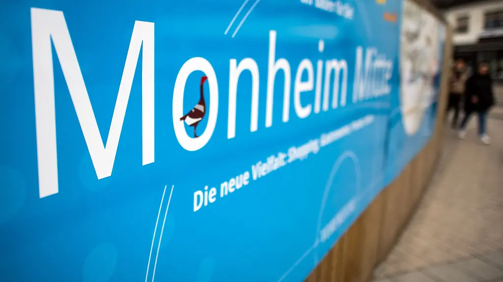 Der-Stadtname-von-Monheim-auf-einem-Schild-die-Kleinstadt-gilt-als-Steueroase-fuer-Firmen