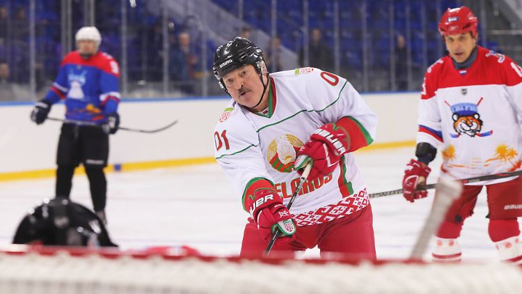 Wie andere Staatsoberhäupter auch zeigt sich Lukaschenko gern beim Sport.
