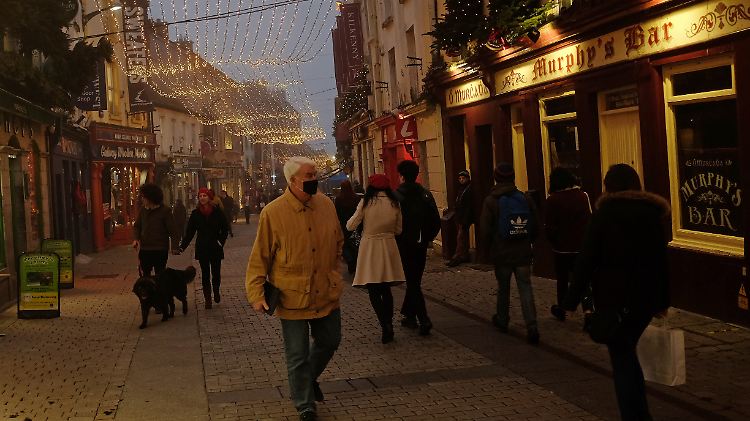 Eine Einkaufsstraße in Galway im Westen Irlands. "Murphy's Bar" darf besucht werden, aber nur, wenn man ein Gericht für mindestens 9 Euro bestellt.