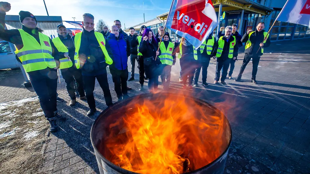 Wegen-des-Warnstreiks-steht-in-weiten-Teilen-MVs-der-Nahverkehr-still